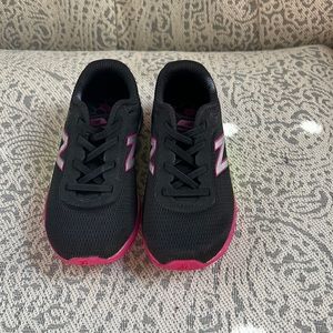 New Balance tennis shoes